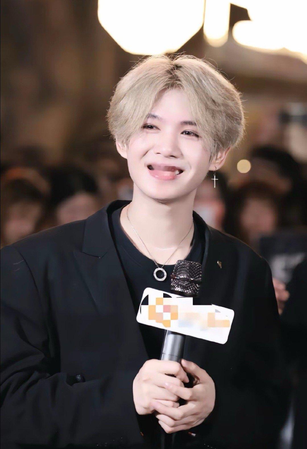 鹿哈自曝经济状况紧张凌达乐借着鹿晗走红，住着大平层还在哭穷确定这不是炫富呢？靠模