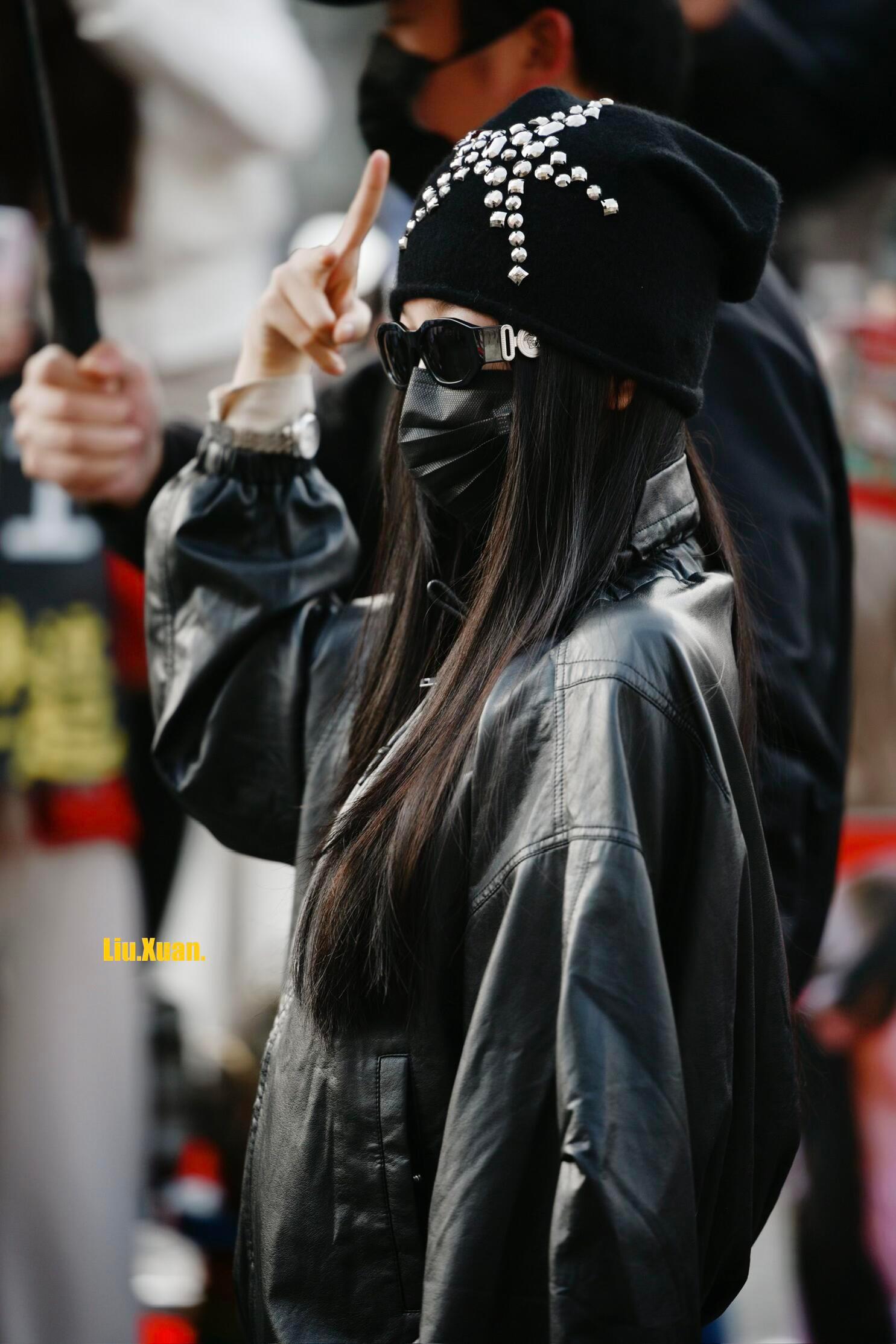 虞书欣云初令上班路透，冷帽酥欣好酷好帅 