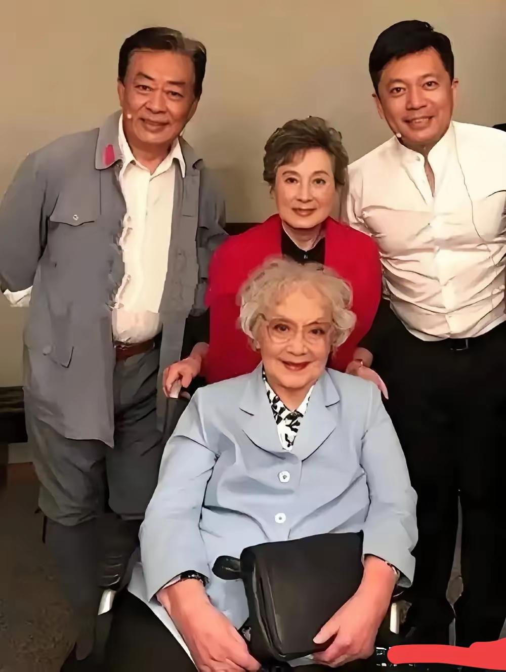 能全部认出这四位老戏骨的，绝对是资深影迷！
前排坐着的是秦怡，后排从左往右依次是
