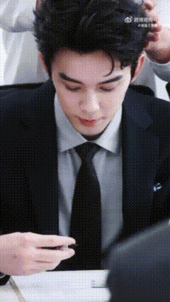 吴磊深V黑西装live 现场live记录下吴磊的黑西装时刻，深V剪裁提升造型辨识