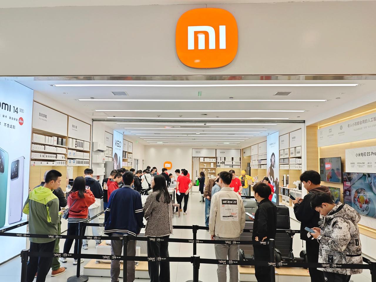 不敢相信，小米门店被“挤爆”了，这个场面不输iPhone15开售那天吧。

并不