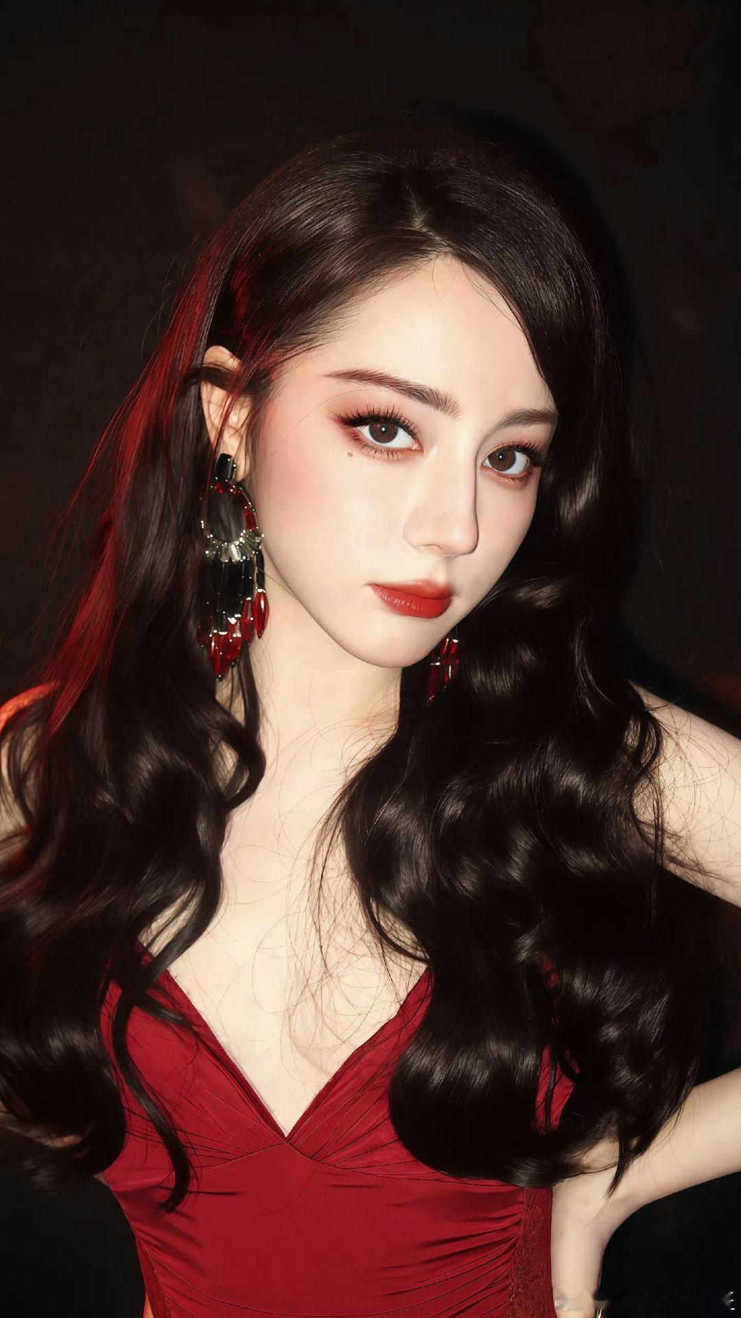 曝迪丽热巴与嘉行合约到期大结局！迪丽热巴与嘉行十年合约正式到期，不再续约！从被力