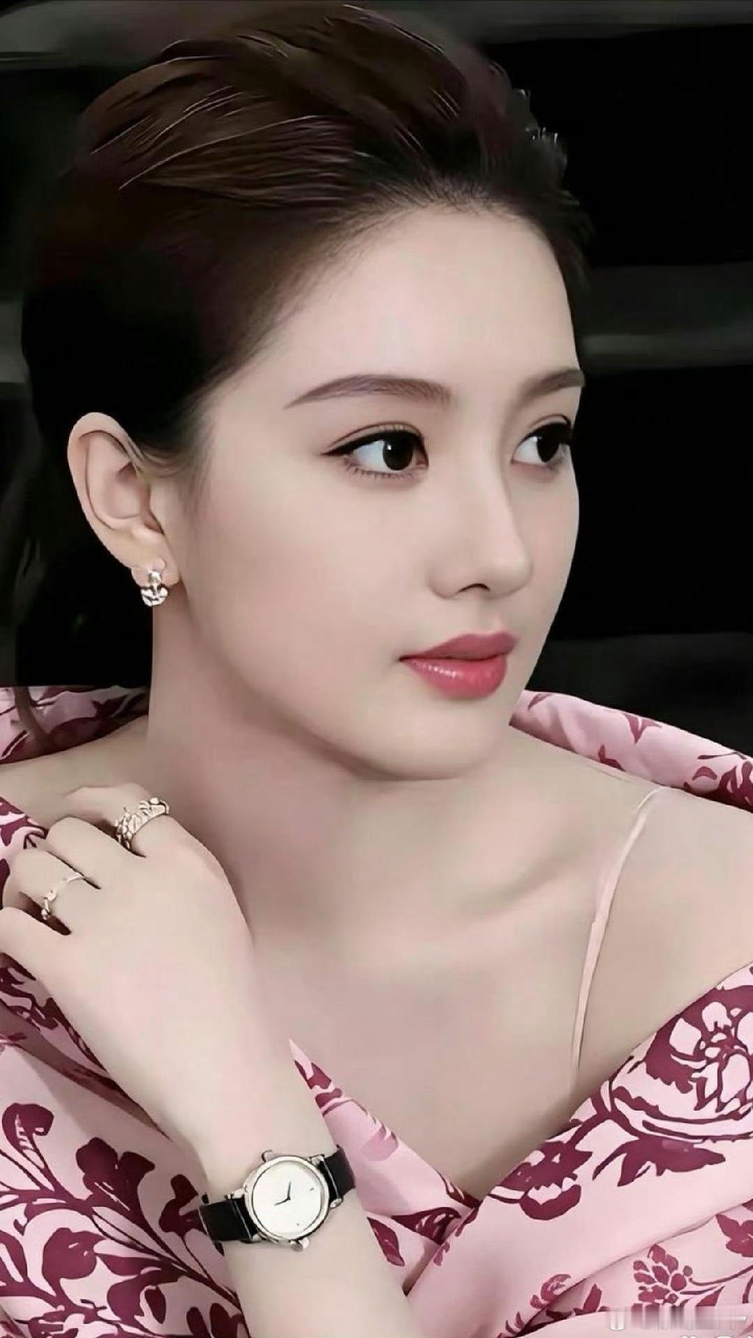 唇语定途·默斋主人原创写实小小说沈青琳与林美菱同期入职，同任设计助理，专业功底旗