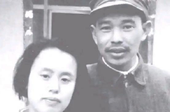 1942年，八路军将领廖汉生赴约相亲，相见后才发觉：姑娘竟是当年被自己一脚踢进医