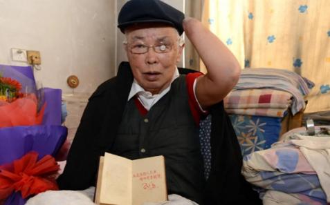 1942年，9岁的朱彦夫被尿憋醒，摸黑出屋去小便，刚走到院子里，突然听见小草屋那