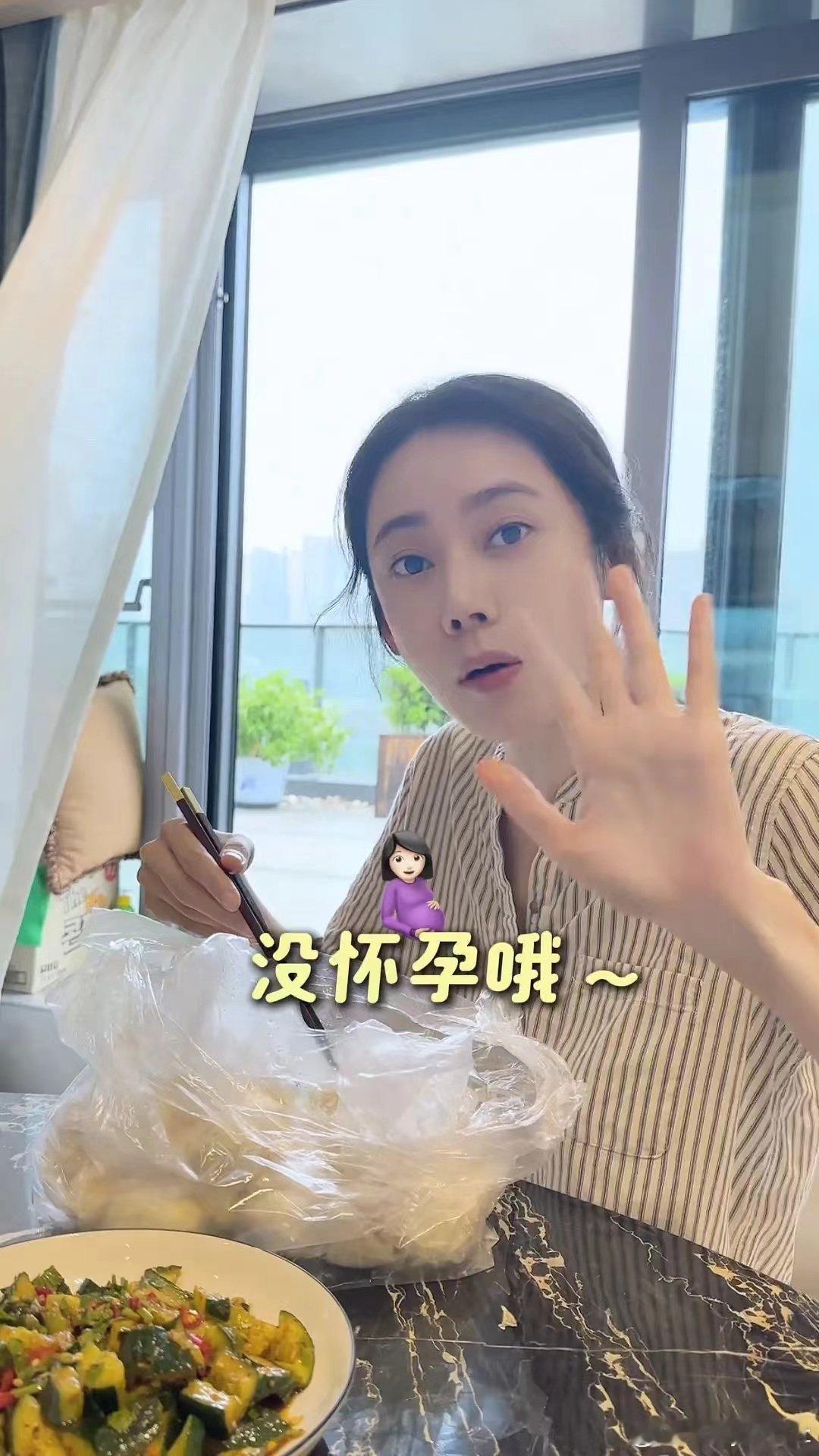 #秋瓷炫再次否认怀孕#秋瓷炫发视频否认再怀孕，她说当时就特别喜欢吃小笼包，秋瓷炫