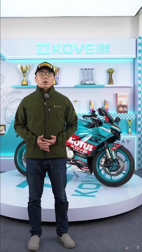 【逼走张雪还发文嘲讽，凯越的操作真让人开了眼。】
前些天，张雪机车在国际赛场连获