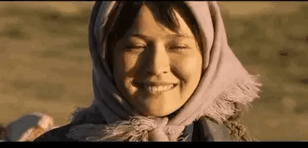 【热依扎凌晨晒温馨亲子照】凌晨晒出自己抱女儿的旧照，时间一下被拉回《山海情》，当