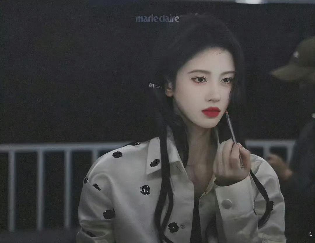 同样是自己化妆，咋和🥩差距这么大呢[允悲][允悲][允悲] 