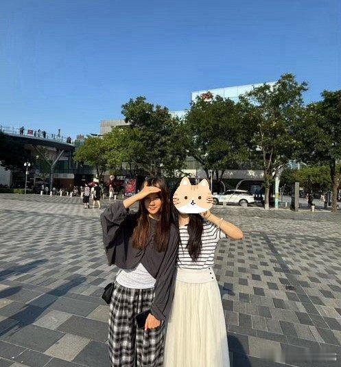 三里屯偶遇甜馨从当年爸爸回来了里的小萌娃，一路慢慢长大啦 
