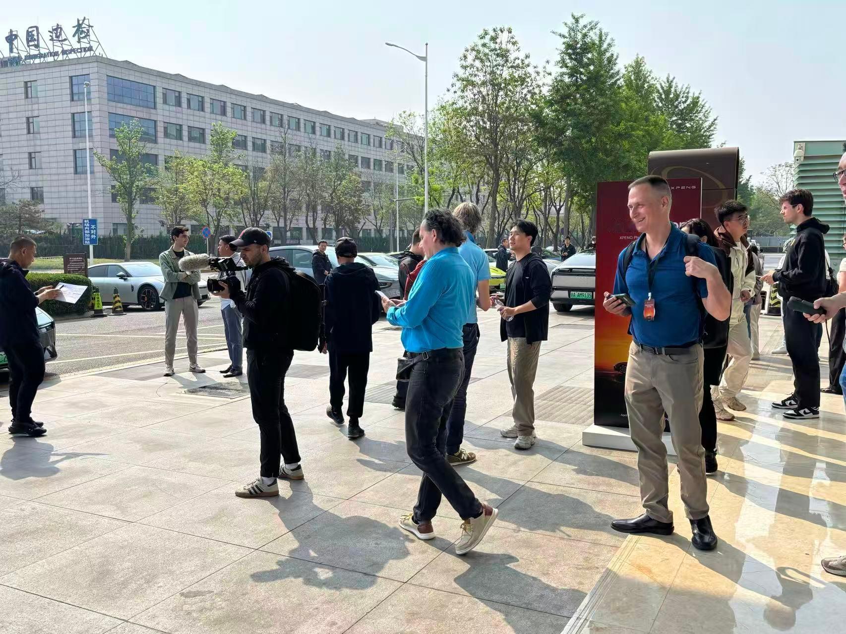 从没见过这阵仗，全球182家外媒主动抢名额，落地还没出机场先办驾照，直奔试驾现场