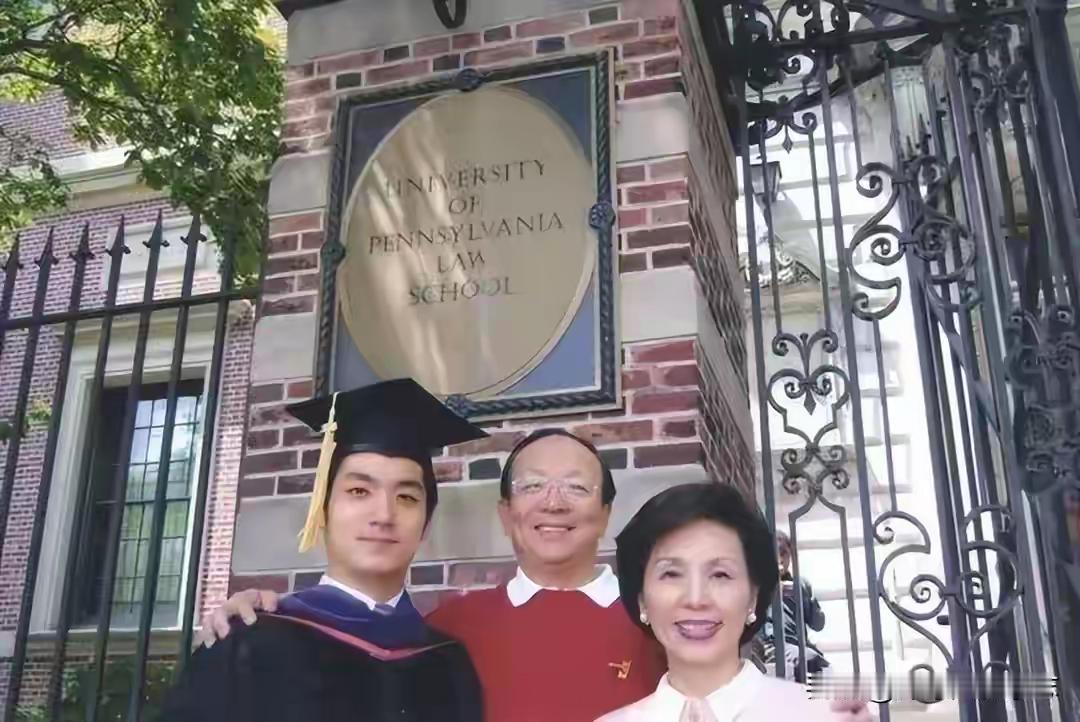 有个优秀的儿子，蒋万安父母脸上时常洋溢着幸福的笑容。不得不说，蒋万安母亲好美，老