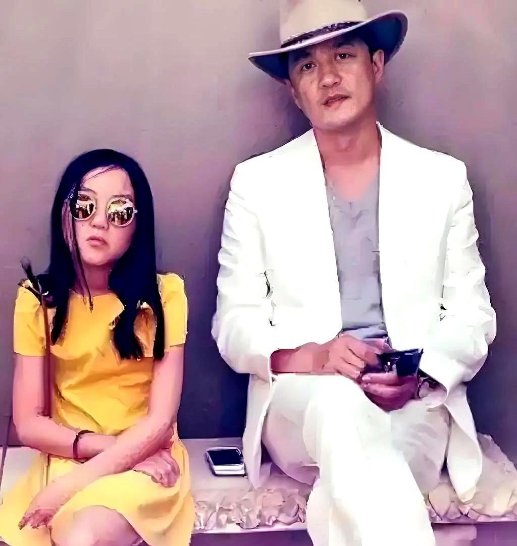 他当年辞了戏，陪女儿跑医院；她现在策展，把爸爸的爱变成公益。
李嫣没喊苦，也没喊