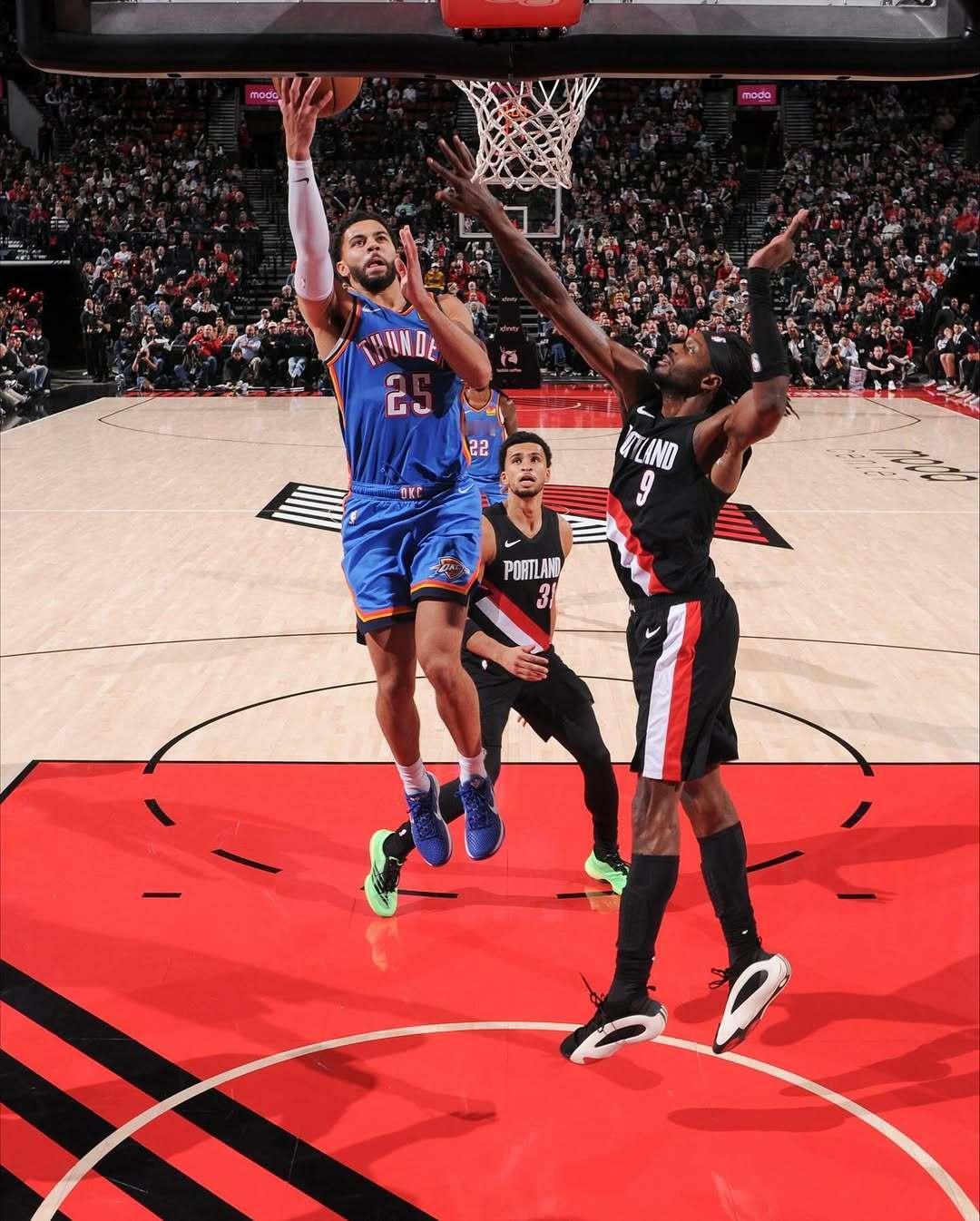 米切尔晒近照，队友们都来捧场，杰伦转发并配文：“来自中级联盟的宝藏球员。”雷霆战