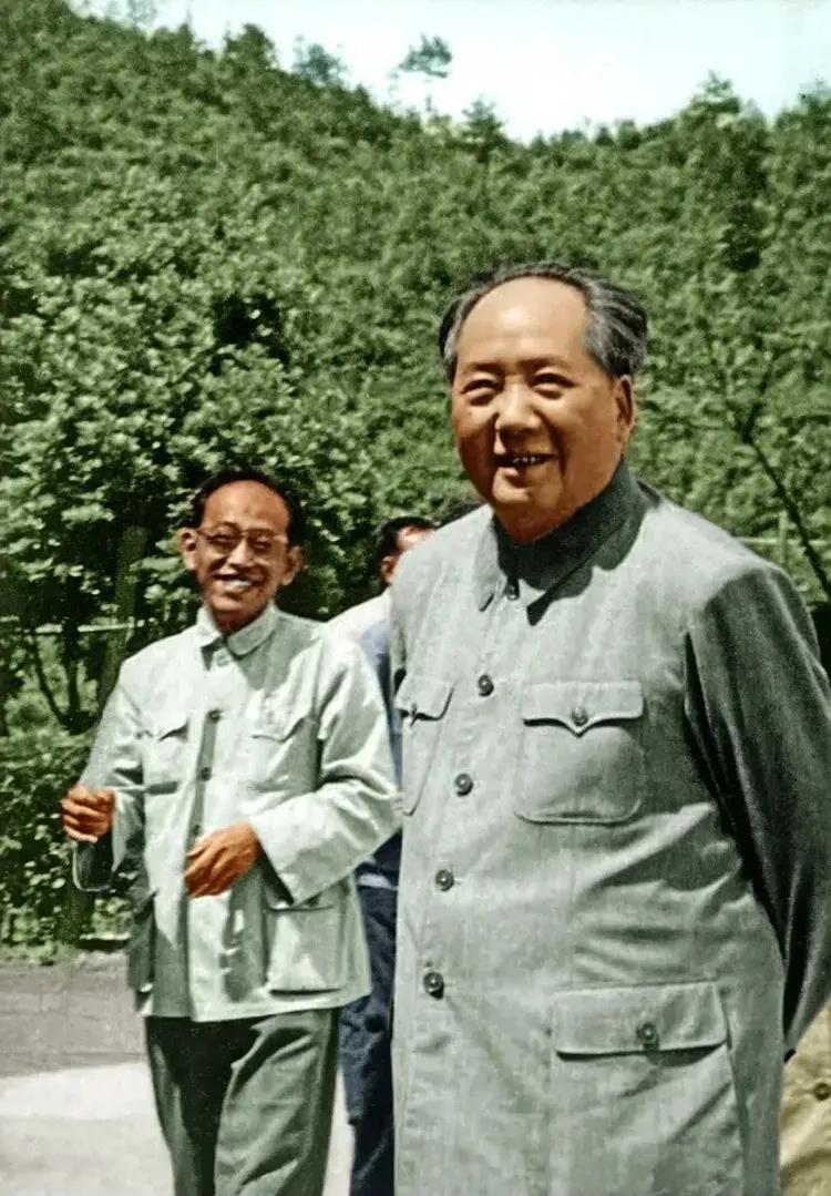 1965年，在阔别了三十八年之后，72岁的毛主席又一次来到井冈山，重寻故地，心潮