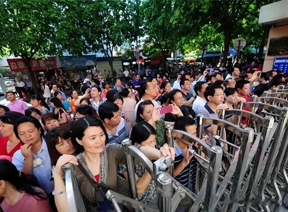 考生家长注意了！以下几点千万不能碰：
1. 不要迷信弄些五花八门的东西到考场外，