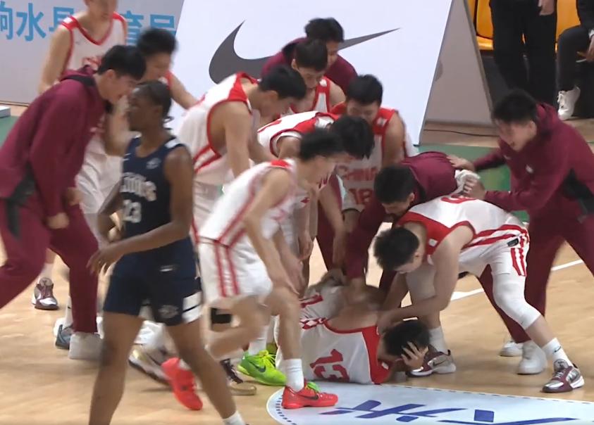 最后0.3秒绝杀，中国U18男篮80-79加拿大皇冠队。
刚刚，中国U18男篮与