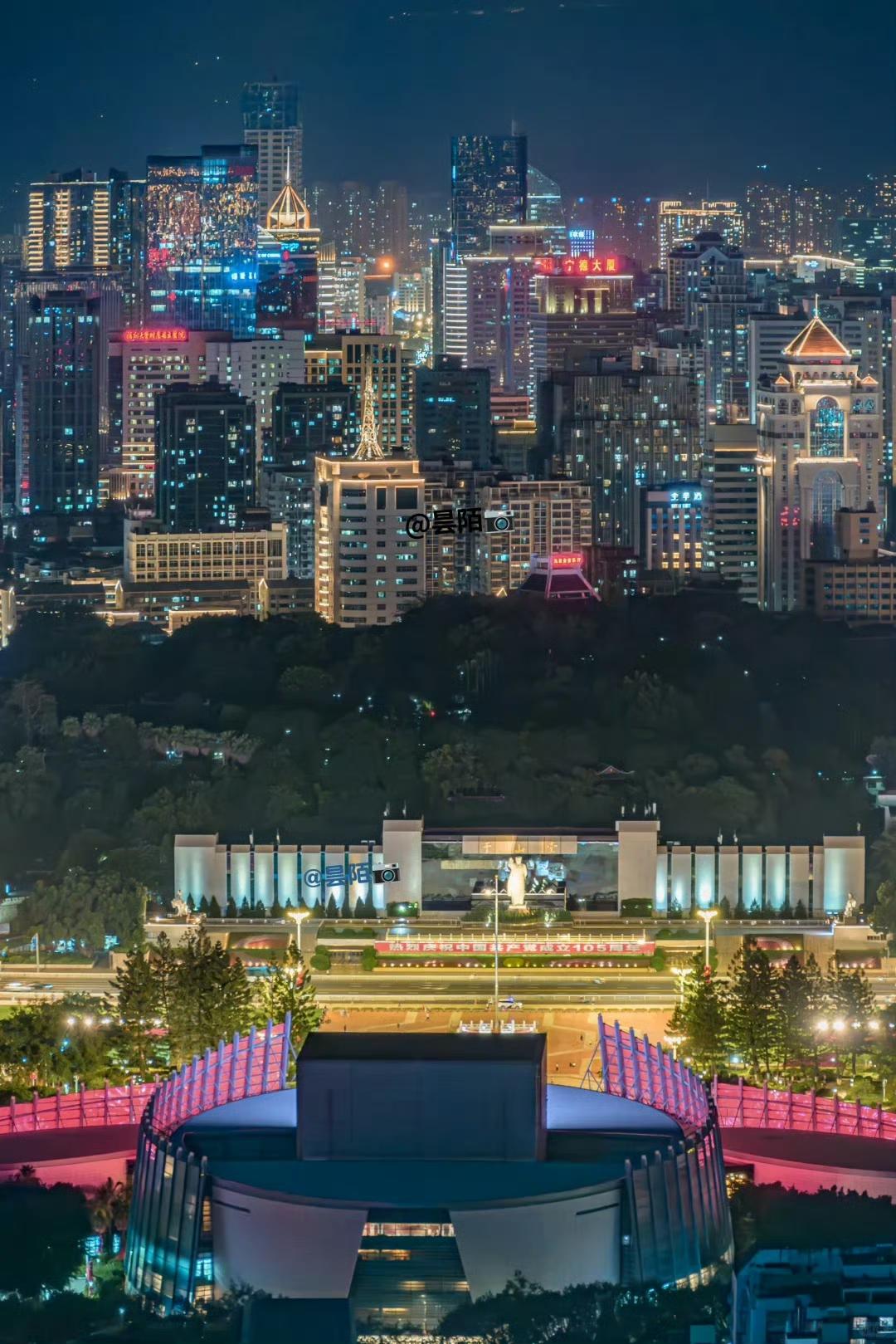 【五一广场灯火璀璨】

夜幕垂落，华灯次第亮起。五一广场灯火璀璨庄重，与远处连片
