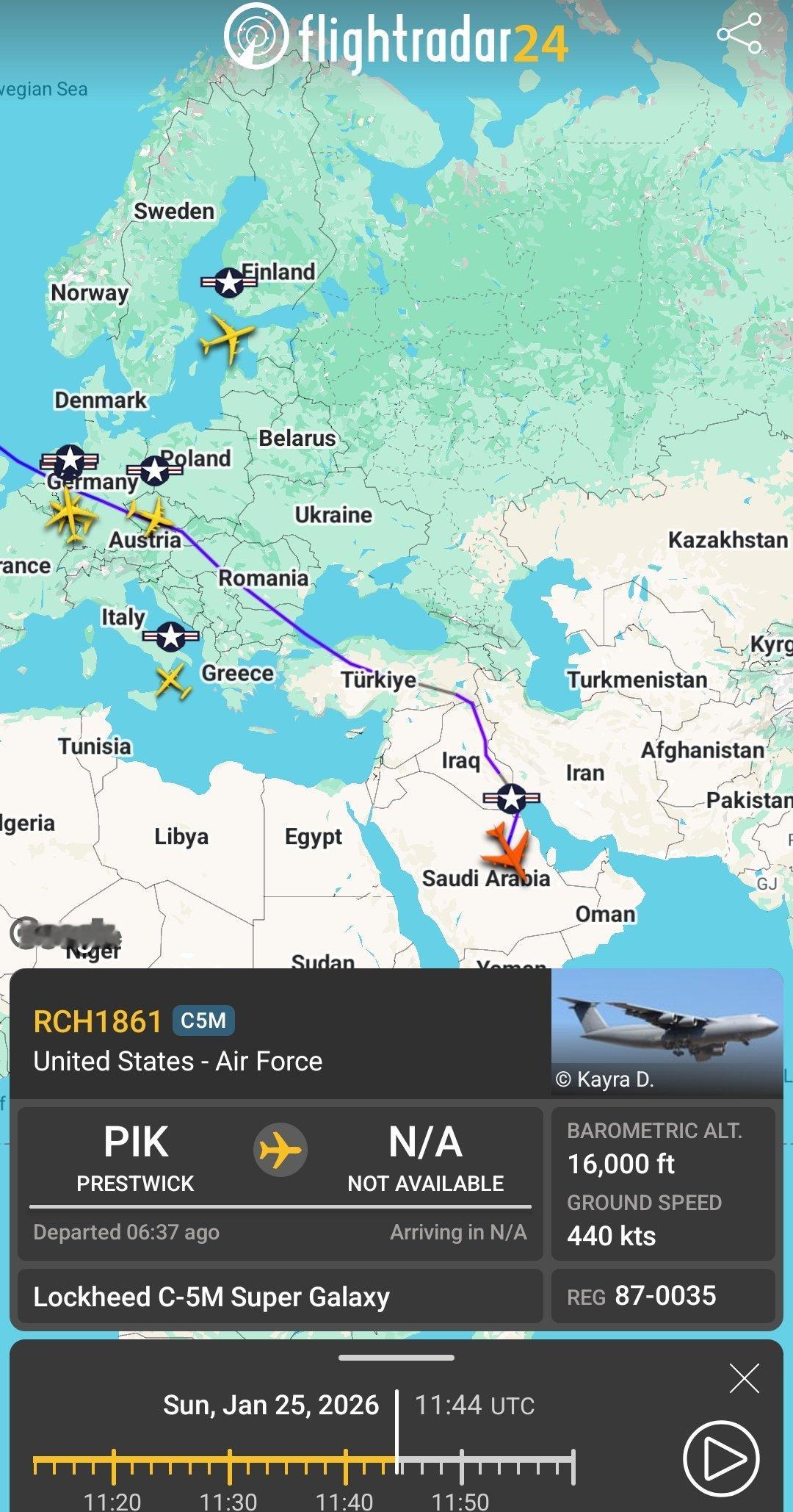 C-5M终于动了。在美军连续动用至少36架C-17向中东基地增援物资、装备和弹药