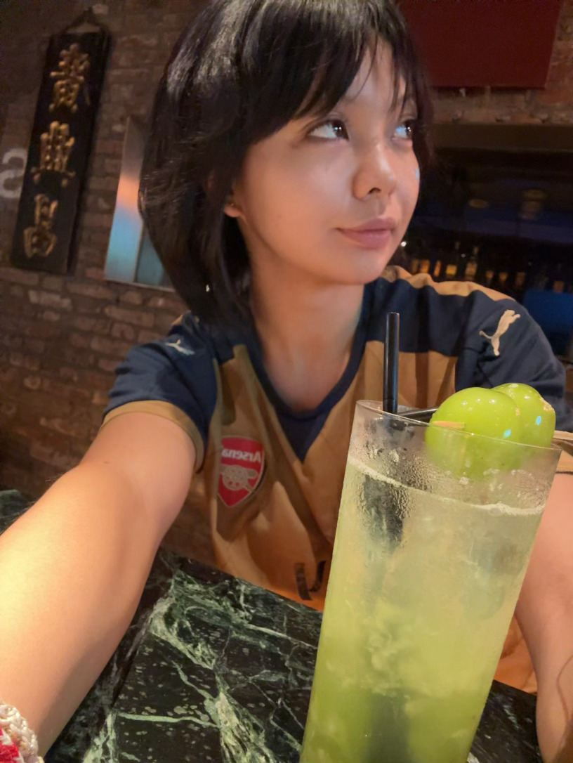 真不晓得在踢啥子的半场。。。。更奇葩的是居然能在这里遇到布莱顿球迷[允悲] 我想