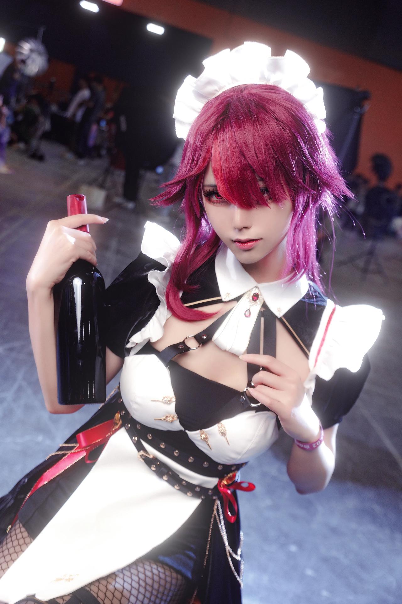 罗莎莉亚修女:一杯敬岩神，一瓶给风神!  