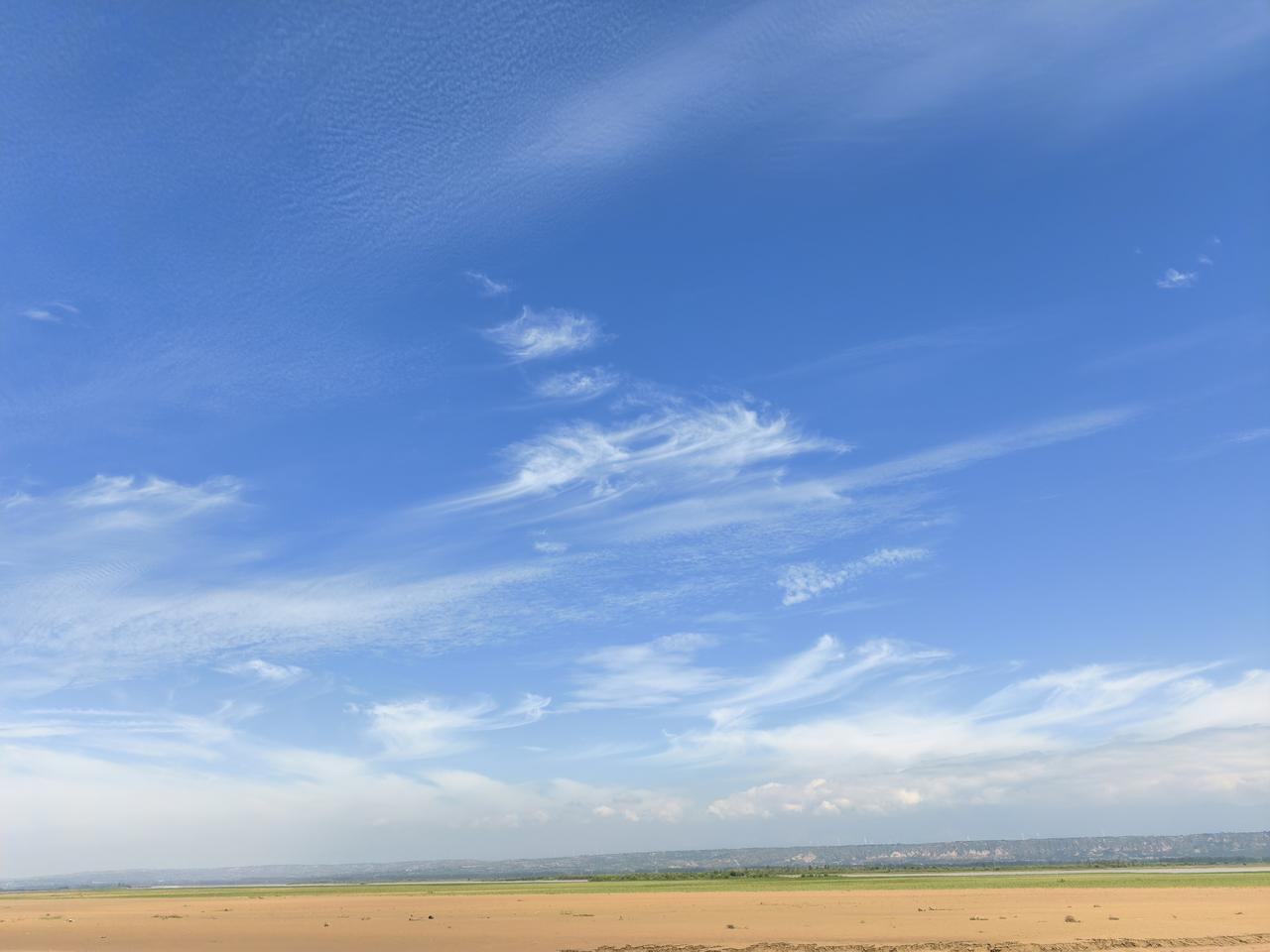 晒图笔记大赛昨天去黄河湿地公园，看到天空的湛蓝，白云朵朵，朋友说这个云像“排骨”