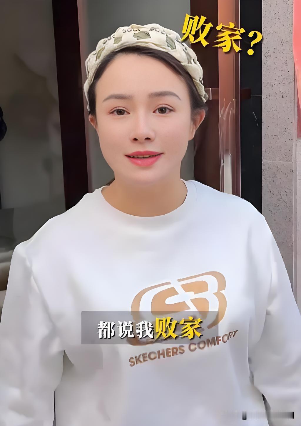 7月26日，在《快乐老家》综艺直播连线中，那英误以为是私下好友通话，聊到《姐姐当