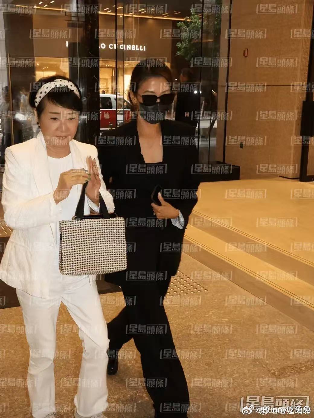 谢贤离世狄波拉谢婷婷首现身狄波拉回应葬礼安排昔日爽朗尽数褪去！镜头下的狄波拉憔悴