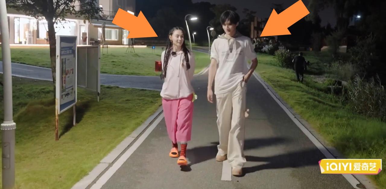 看到这一幕，
网友就知道张柏芝和儿子
私底下到底是如何相处的。

张柏芝一个人闲