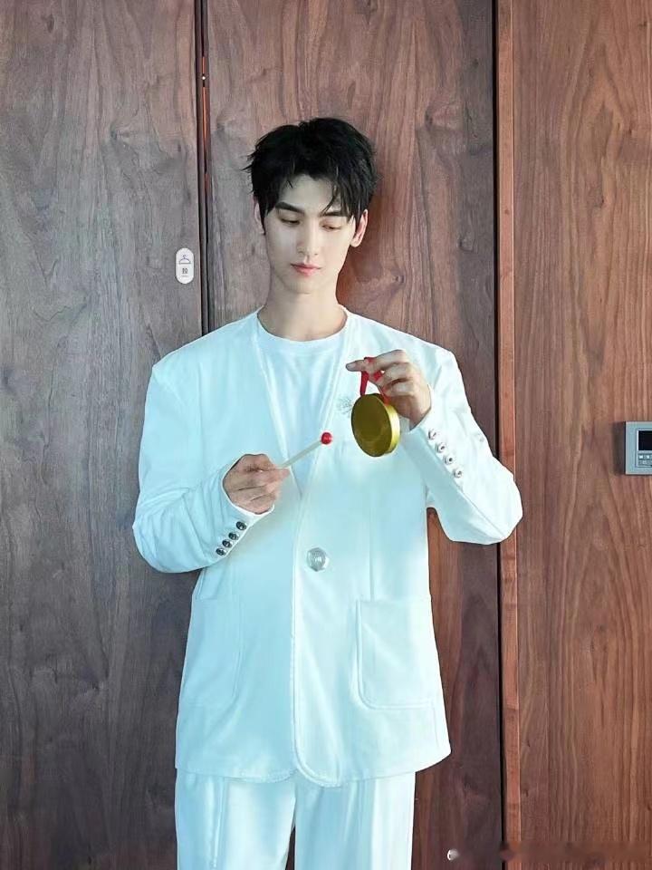 #黄俊捷一分钟八百个动作##黄俊捷直播状态# 黄俊捷的直播精彩纷呈，一分钟八百个