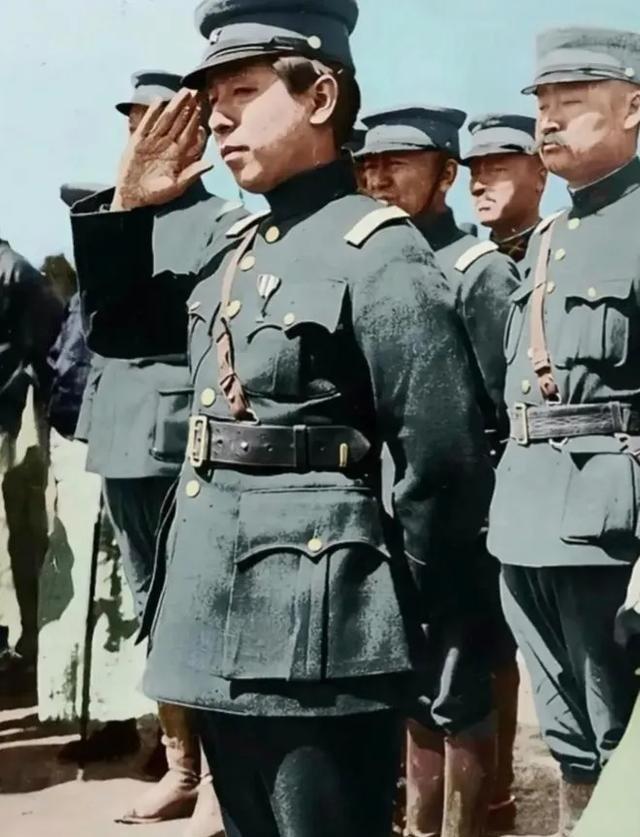 世人皆惊叹羡慕少帅世间罕见的长寿。然而对他自身而言，亲友故旧逐一凋零在他前头，何