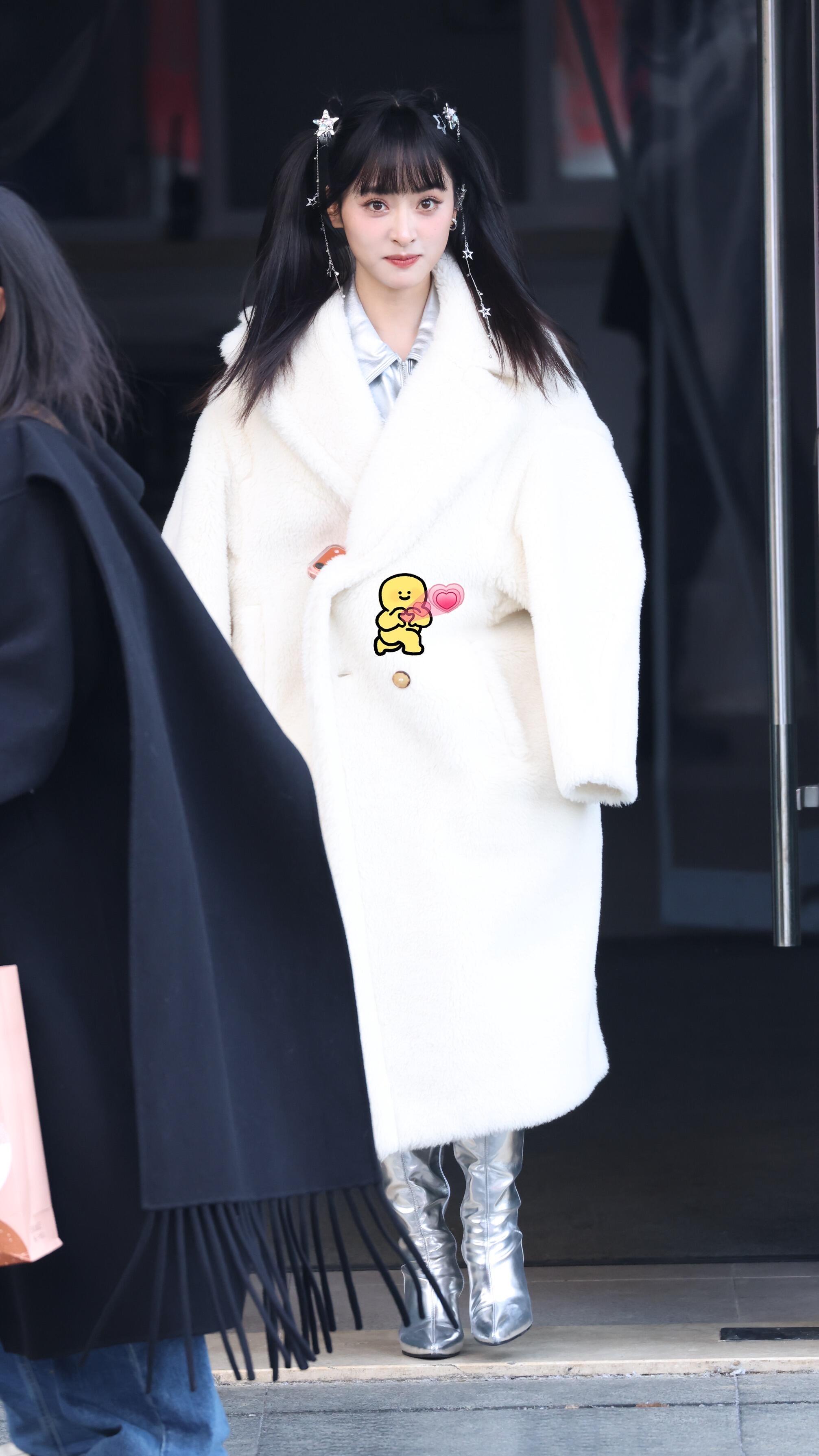 月月小年夜春晚上班啦，我女双马尾咋这么萌😍沈月双马尾女团造型沈月小年夜春晚双马