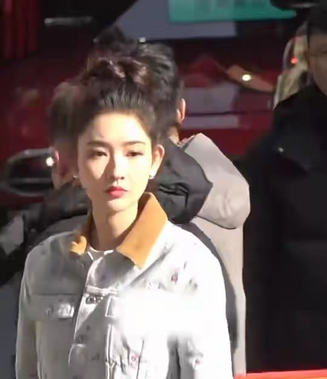 王玉雯扎了个妈妈最喜欢的丸子头，长辈眼里最精神的发型 