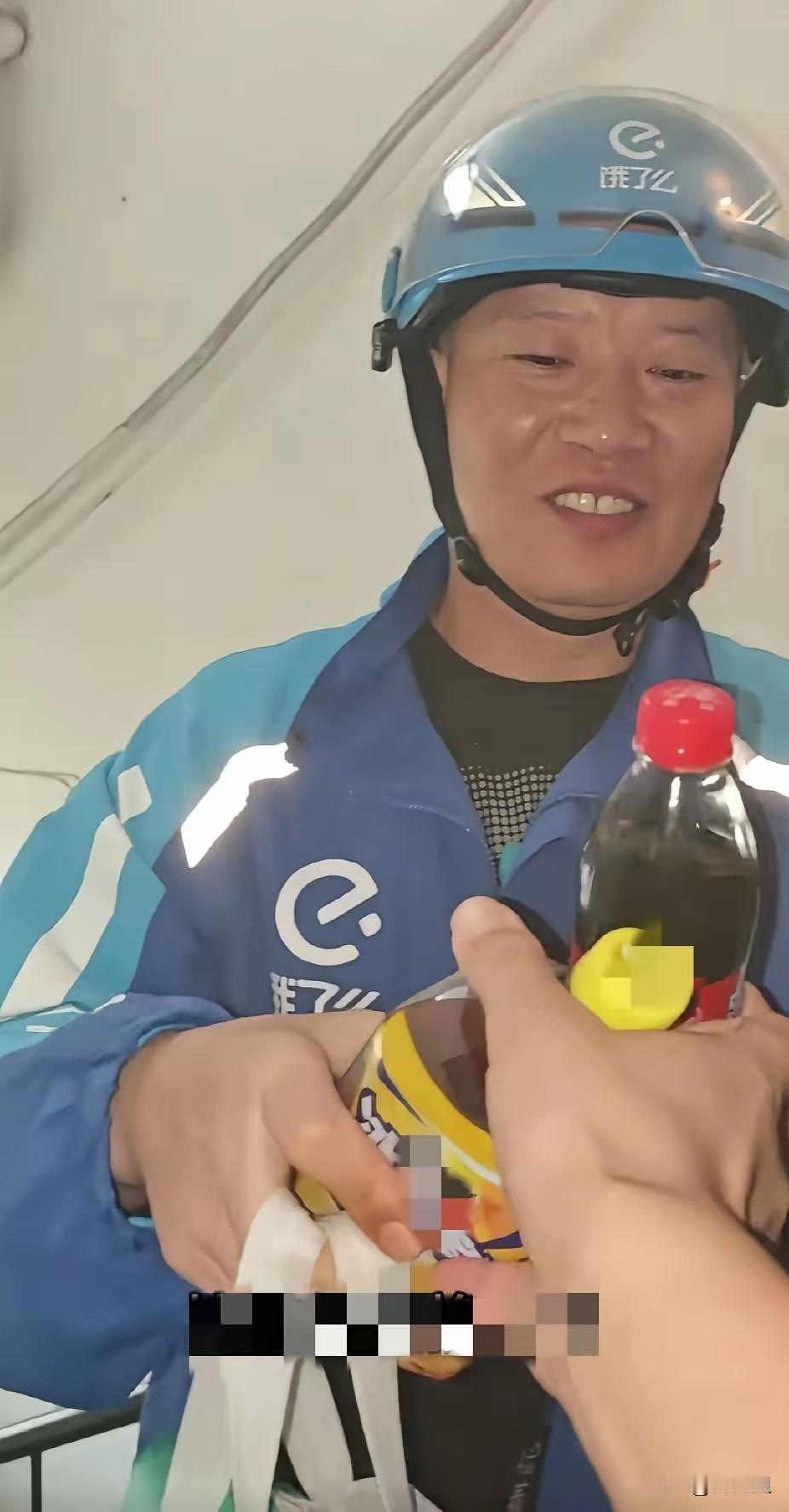 善良的人真可爱！
 一位外卖小哥因为订单超时带了一瓶可乐给客人，希望他不要给差评