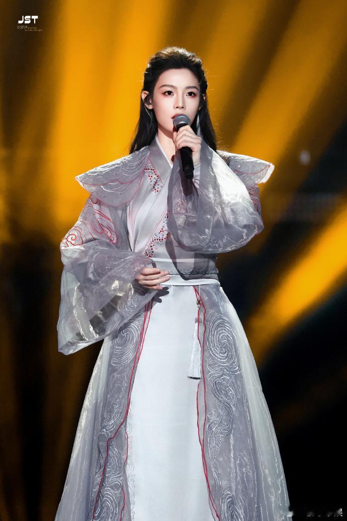 陈丽君一人分饰三角 东方卫视跨年陈丽君的《霸王别姬》太亮眼！生旦唱腔秒切惊艳四座