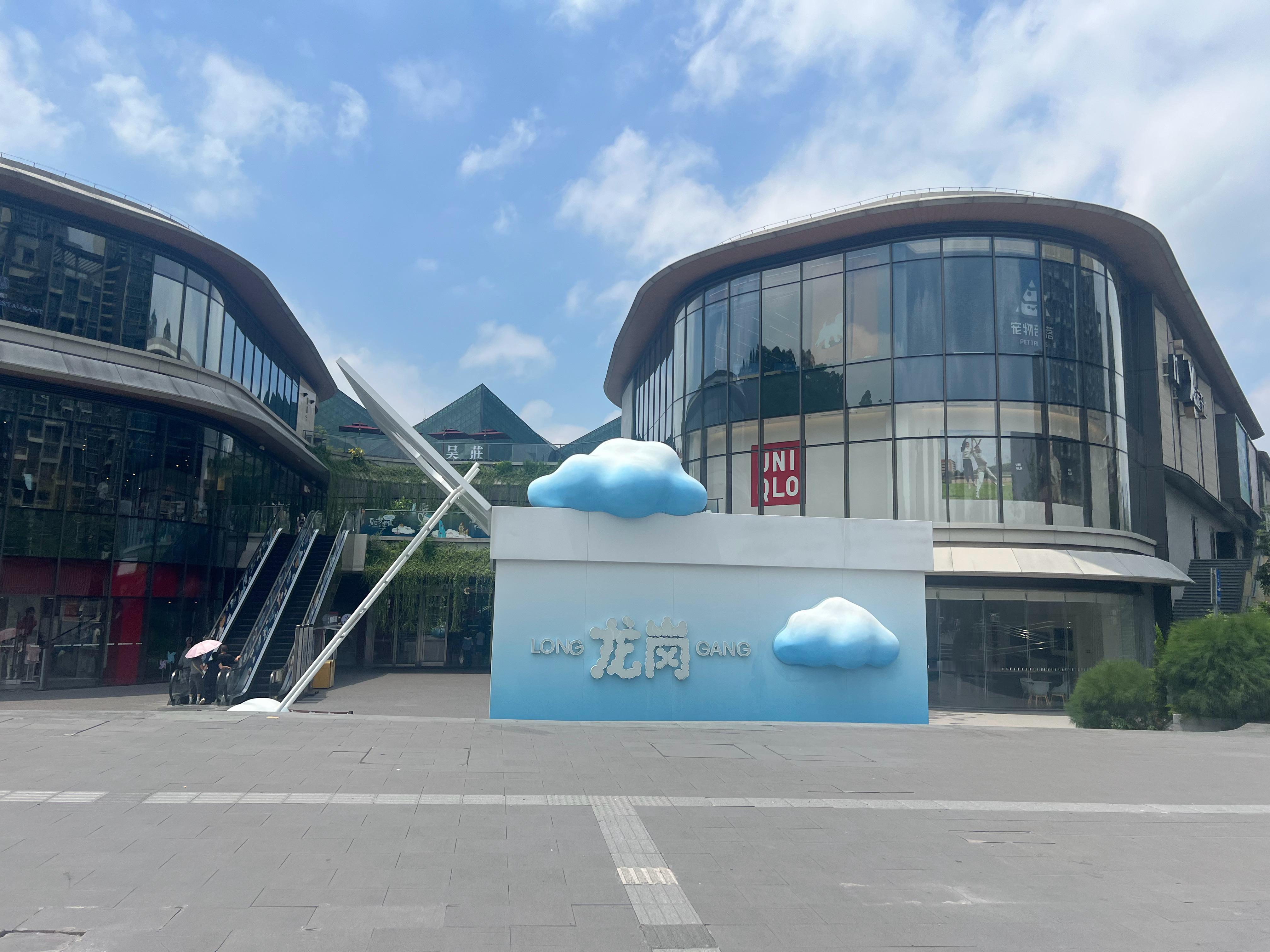 清晨的阳光，在脚下轻轻晃荡，花儿们仰着脸笑眯眯的，等待着微笑在被花映红了脸的人儿
