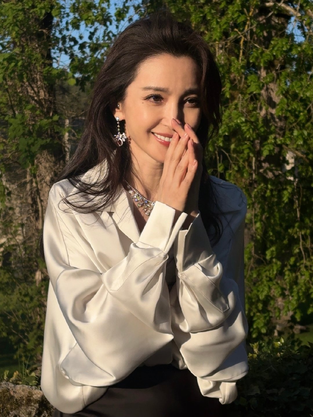 李冰冰春日氛围感李冰冰春日氛围感造型真的被李冰冰的氛围感狠狠拿捏了！春日树林间的