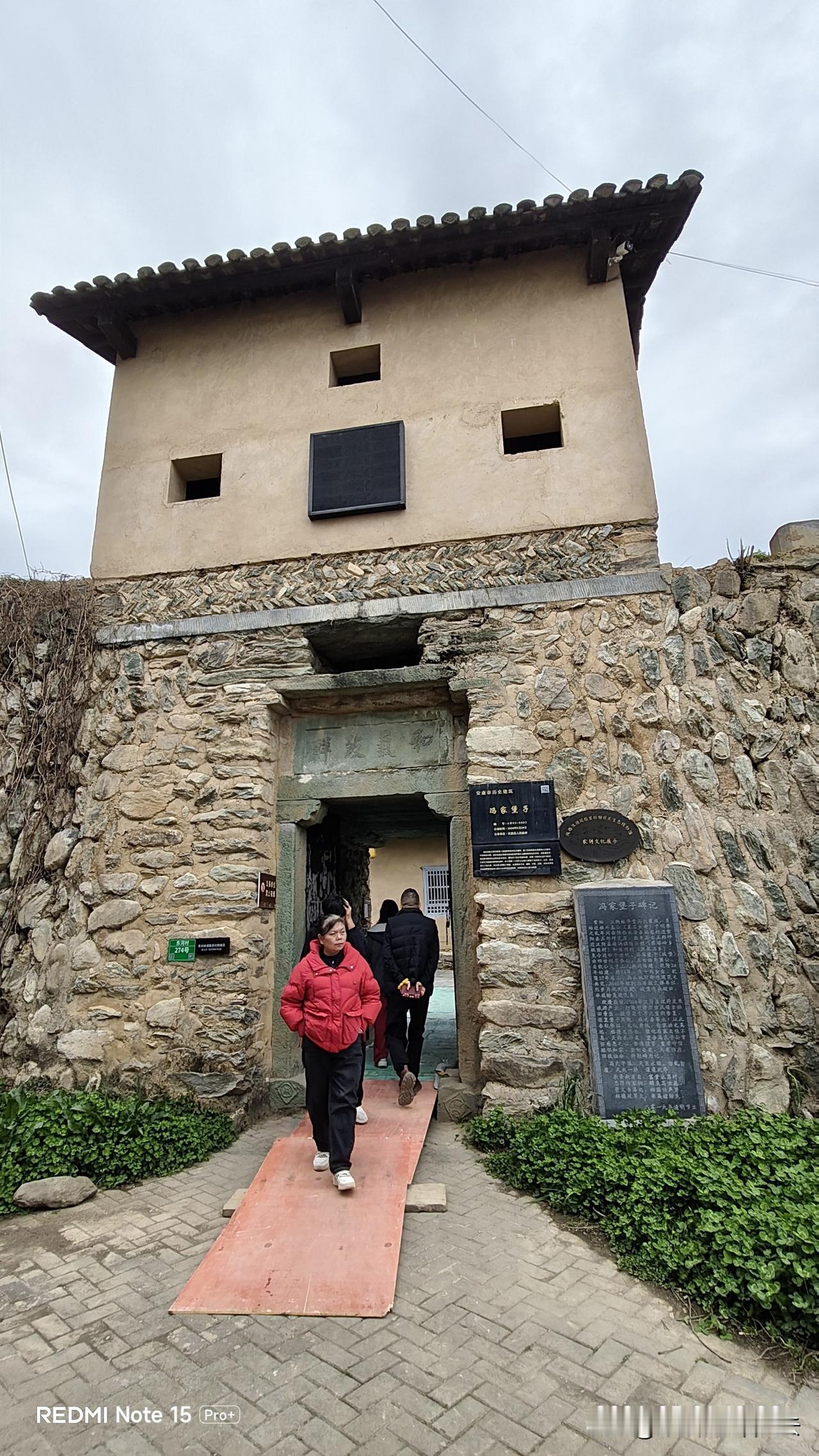 汉阴的大山深处有一条大沟，沟里有个豪宅——冯家堡子。这个冯家堡子可不得了。

它