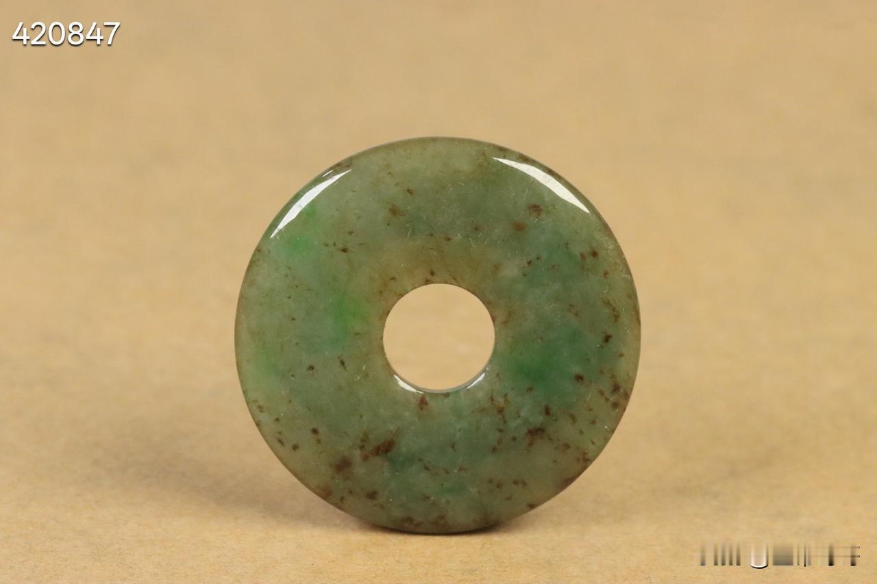 清代  老翡翠素纹平安扣。

规格：3.53*0.43cm

重量：10g