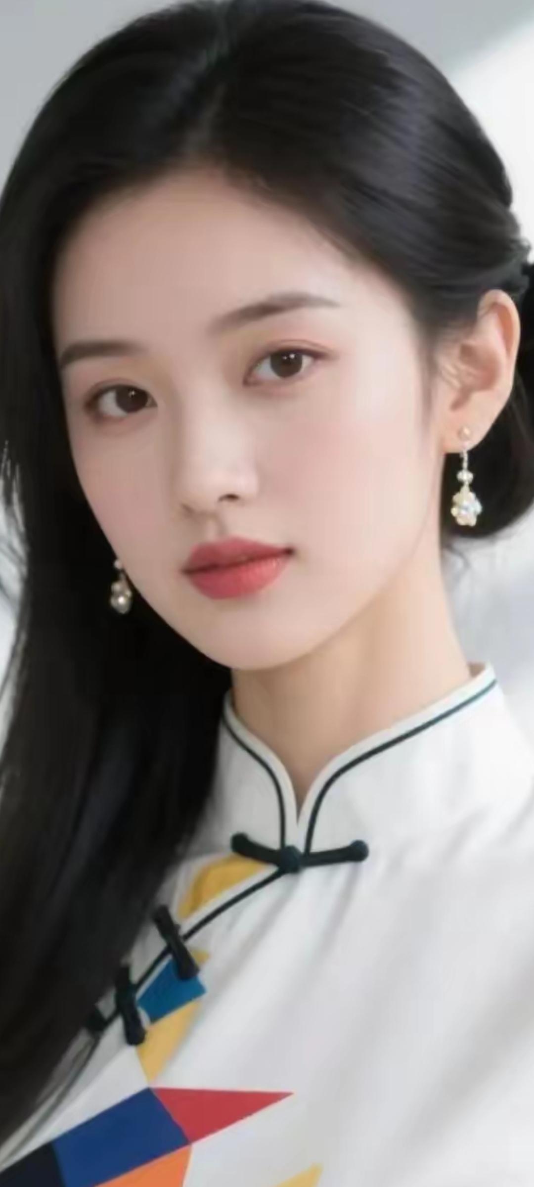 优雅黑发，精致耳饰，传统旗袍，东方韵味。