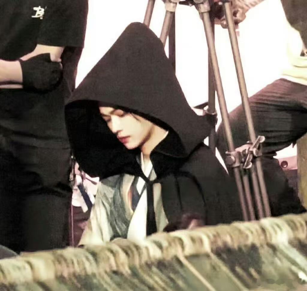 许凯天都异闻录斗篷造型许凯天都异闻录斗篷造型路透许凯天都异闻录斗篷造型路透，好看