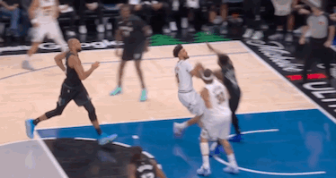 华子也伤退了，落地膝盖严重地被撑了一下，直接被搀扶下场， 森林狼点这么背啊？爱德