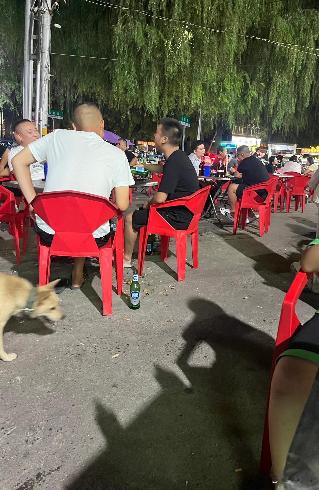 我印象中原来出来吃夜市烧烤的都是年轻人居多。今晚出来吃烧烤发展年轻人很少了，多数