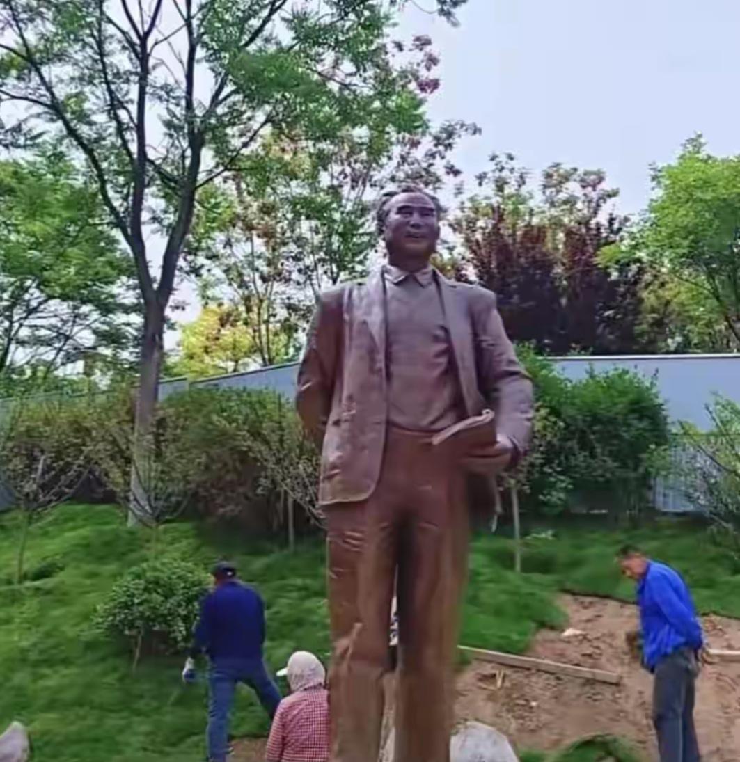 山东理工大学校园内新落成一尊人物塑像，你知道这名人是谁吗？