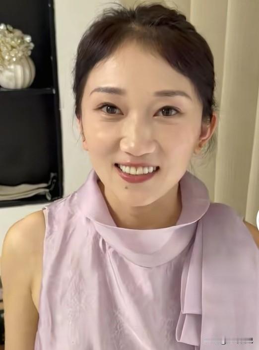 林丽这身打扮真是绝了，又温柔又美，怎么看她都应该会变成一个很幸福的女人。

也许
