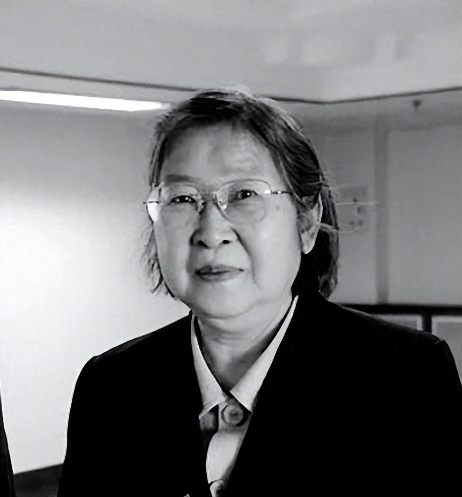 这故事简直跟现实版宫斗剧似的！毛主席的女婿孔令华和夫人李敏，俩人在十年政治风暴中