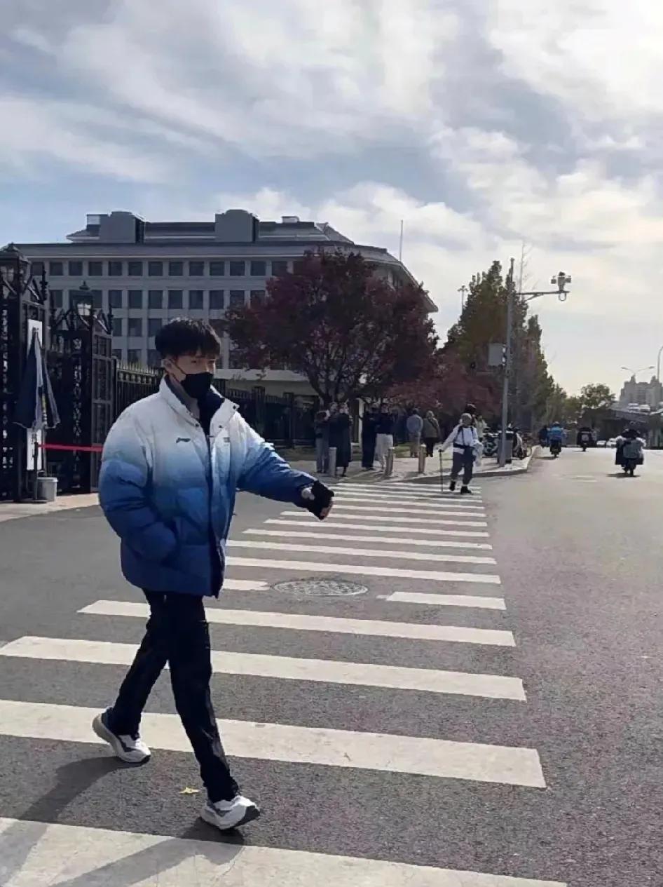 镜头刚刚捕捉到一个新鲜的王楚钦
下训之后拿着自己的小钱包，
就这样水灵灵的出门了