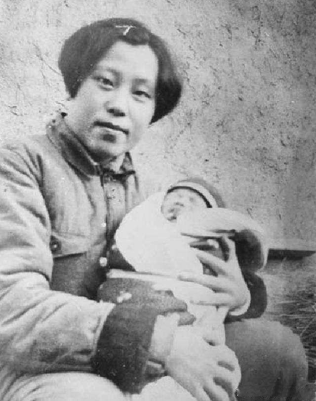 开国中将吴信泉与俞惠如，育12子女，周总理戏称是“航空母舰”
“1960年12月