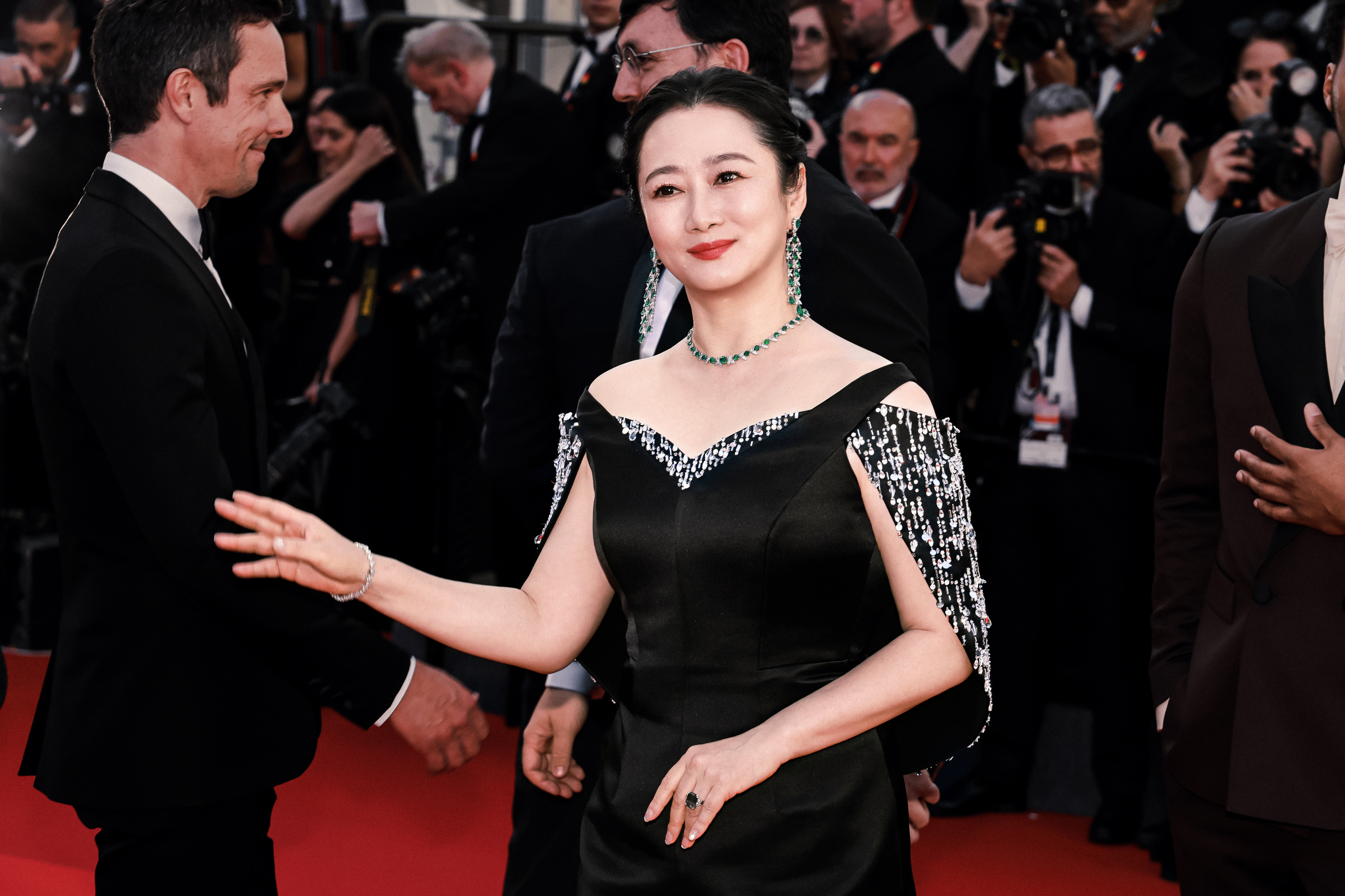 赵涛亮相第79届戛纳电影节开幕红毯。巴黎时间5月12日，演员赵涛身穿Prada定