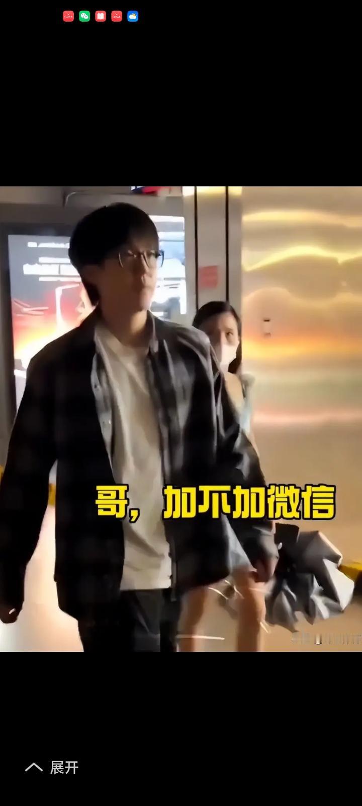 在北京机场追着王楚钦要加微信的这个大妈，看年龄也60多岁了，这可不是球迷纯是没有